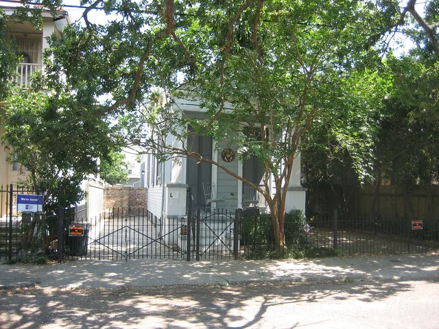 New Orleans : Shotgun house with narrow yards on either side. Remaking a narrow outdoor space starts by removing things, not adding them
